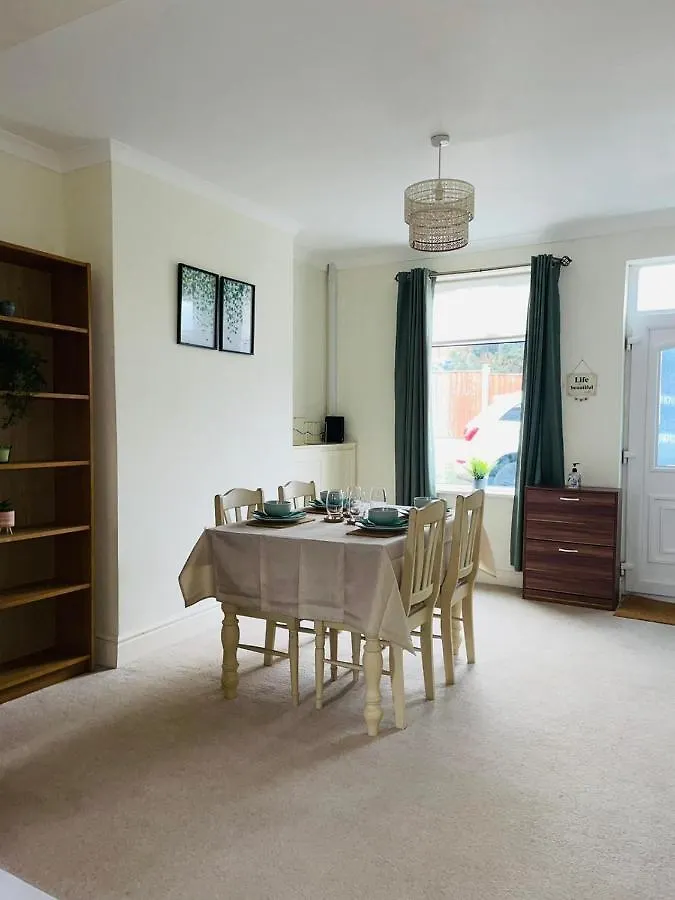 Selston House, 3 Bedroom Cosy Cottage Home For Up To 6 Guests, Cul-De-Sac On Private Road Nottingham Holiday home